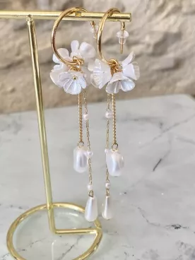 Boucles d’oreilles de mariée – Créoles florales dorées avec chute de perles élégantes