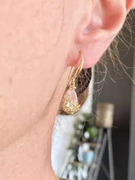 Boucles d’oreilles de mariée – Gouttes transparentes avec fleurs en métal et crochet élégant