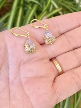 Boucles d’oreilles de mariée – Gouttes transparentes avec fleurs en métal et crochet élégant