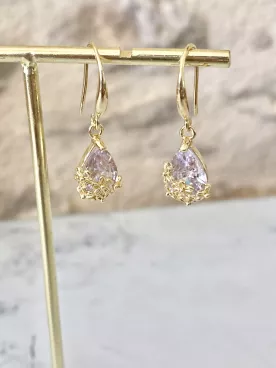 Boucles d’oreilles de mariée – Gouttes transparentes avec fleurs en métal et crochet élégant