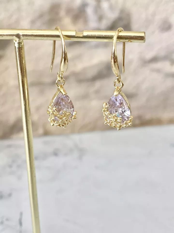 Boucles d’oreilles de mariée – Gouttes transparentes avec fleurs en métal et crochet élégant Boucles d’oreilles de mariée – Gouttes transparentes avec fleurs en métal et crochet élégant