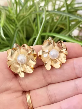 Boucles d’oreilles fleur dorée – Élégantes avec perle nacrée centrale pour mariage et soirée