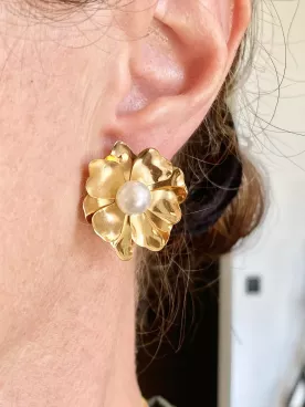 Boucles d’oreilles fleur dorée – Élégantes avec perle nacrée centrale pour mariage et soirée