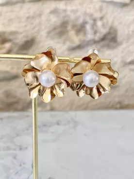 Boucles d’oreilles fleur dorée – Élégantes avec perle nacrée centrale pour mariage et soirée