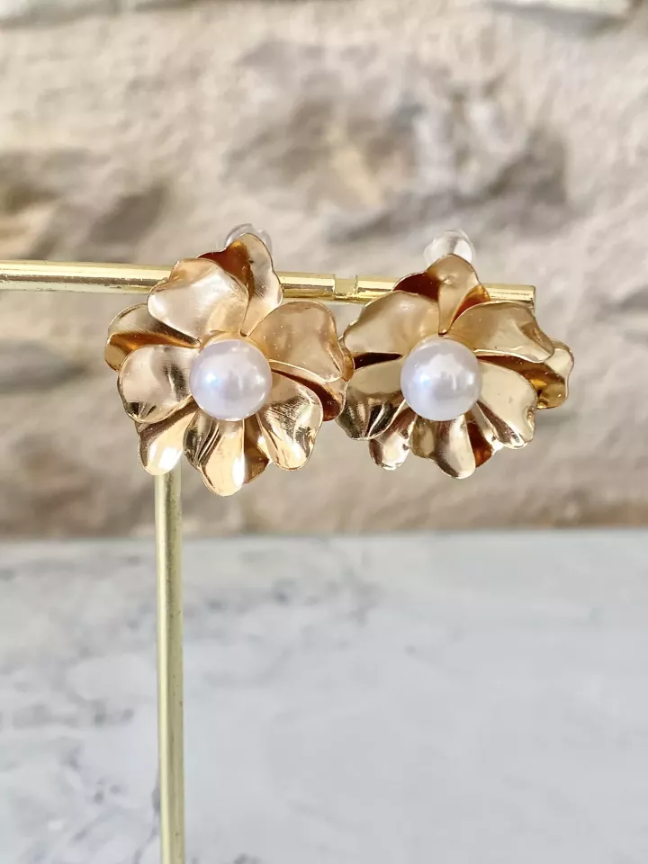 Boucles d’oreilles fleur dorée – Élégantes avec perle nacrée centrale pour mariage et soirée Boucles d’oreilles fleur dorée – Élégantes avec perle nacrée centrale pour mariage et soirée