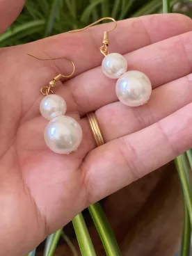Boucles d’oreilles tombantes – Deux perles nacrées élégantes sur crochet pour mariage et soirée