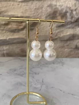 Boucles d’oreilles tombantes – Deux perles nacrées élégantes sur crochet pour mariage et soirée