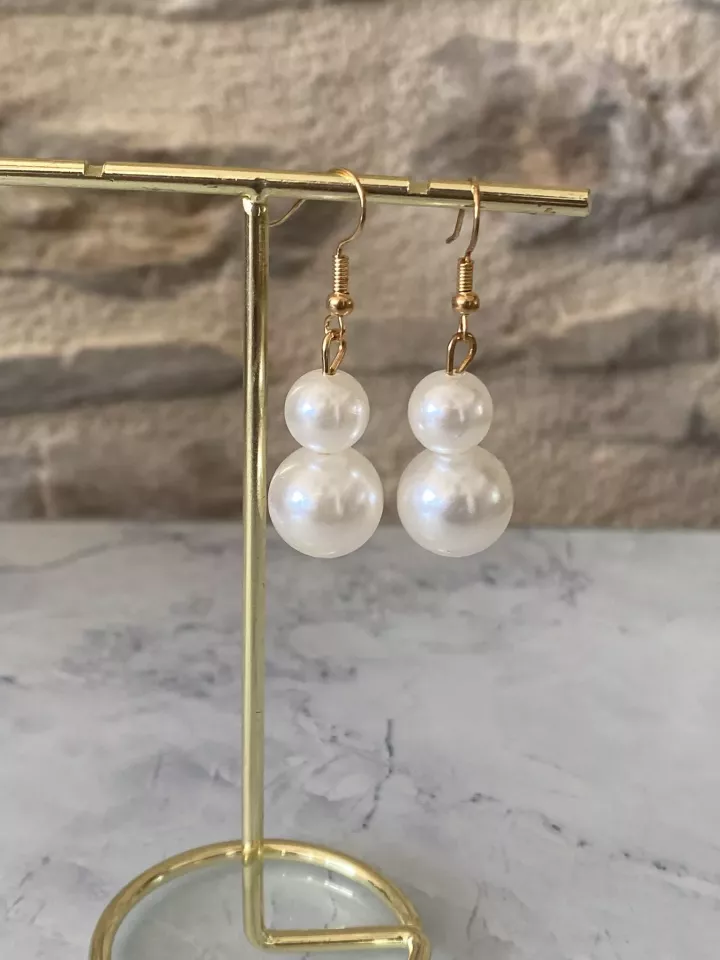 Boucles d’oreilles tombantes – Deux perles nacrées élégantes sur crochet pour mariage et soirée Boucles d’oreilles tombantes – Deux perles nacrées élégantes sur crochet pour mariage et soirée