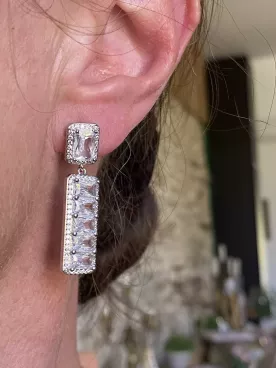 Boucles d’oreilles argentées – Cristaux scintillants sur puce et tombé rectangulaire élégant