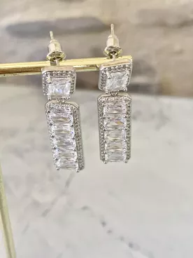 Boucles d’oreilles argentées – Cristaux scintillants sur puce et tombé rectangulaire élégant