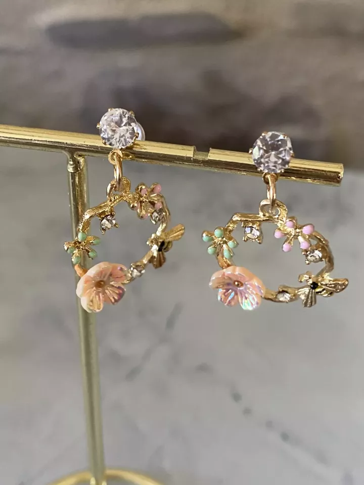Boucles d’oreilles élégantes – Puce cristal et cercle doré avec petite fleur saumon Boucles d’oreilles élégantes – Puce cristal et cercle doré avec petite fleur saumon