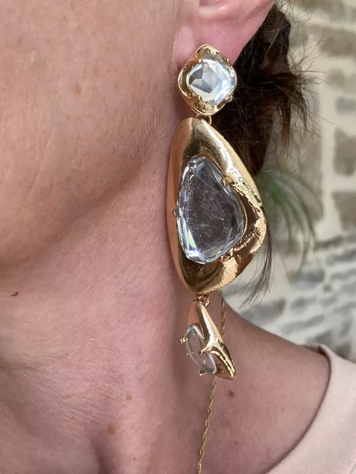Boucles d’oreilles oversize dorées – Graphiques XXL avec perle transparente pour mariée ou soirée Boucles d’oreilles oversize dorées – Graphiques XXL avec perle transparente pour mariée ou soirée
