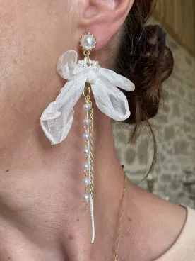Boucles d’oreilles mariage – Tulle blanc, perles nacrées et tombé de perles pour soirée