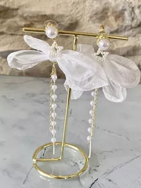 Boucles d’oreilles mariage – Tulle blanc, perles nacrées et tombé de perles pour soirée