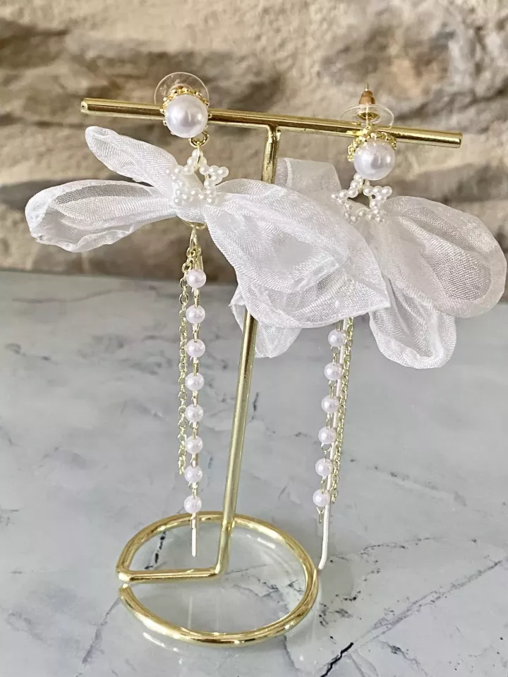 Boucles d’oreilles mariage – Tulle blanc, perles nacrées et tombé de perles pour soirée Boucles d’oreilles mariage – Tulle blanc, perles nacrées et tombé de perles pour soirée