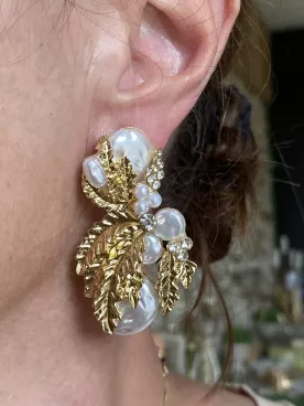Boucles d’oreilles mariage – Perles nacrées et feuillage doré pour mariée ou soirée