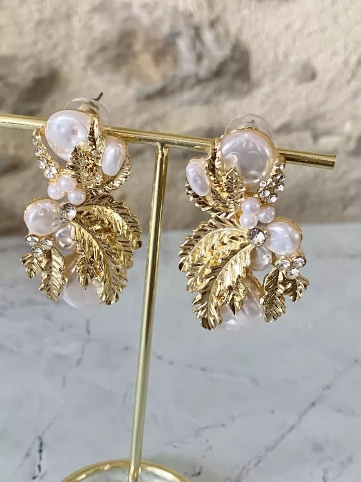 Boucles d’oreilles mariage – Perles nacrées et feuillage doré pour mariée ou soirée Boucles d’oreilles mariage – Perles nacrées et feuillage doré pour mariée ou soirée