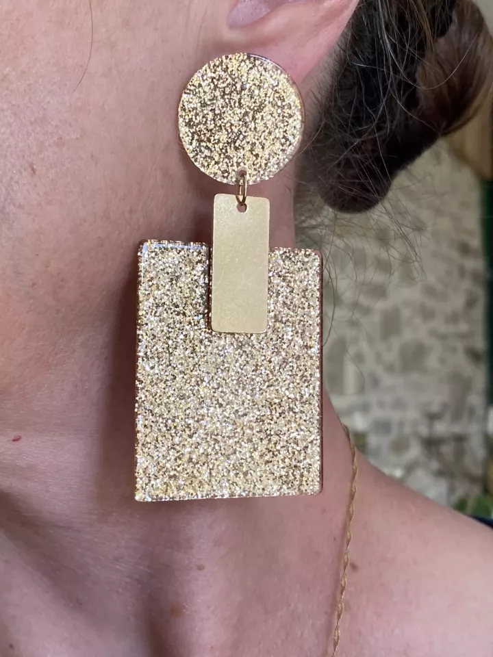 Boucles d’oreilles oversize dorées pailletées – Rond & rectangle pour Noël, fête et réveillon Boucles d’oreilles oversize dorées pailletées – Rond & rectangle pour Noël, fête et réveillon