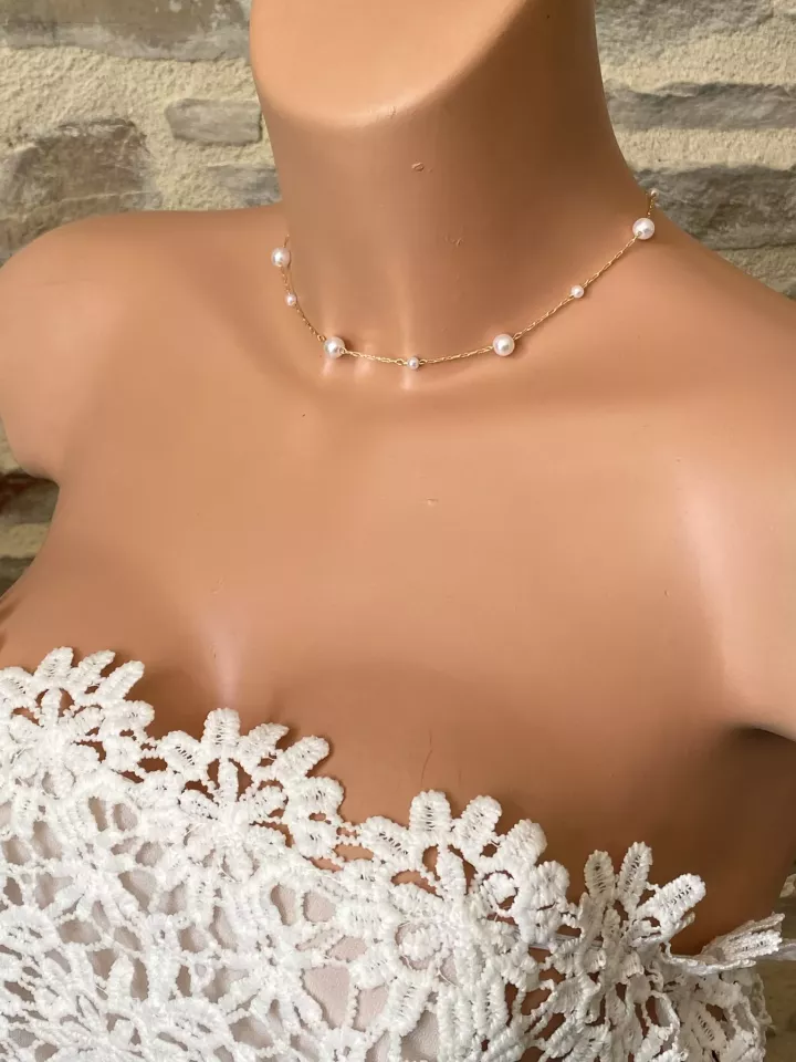 Collier ras de cou mariée Flora – Perles nacrées & chute de dos élégante pour robe dos nu Collier ras de cou mariée Flora – Perles nacrées & chute de dos élégante pour robe dos nu