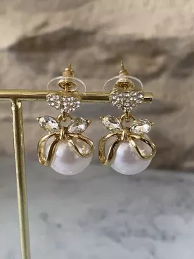 Boucles d’oreilles mariée – Grosse perle nacrée, nœud en strass & cœur romantique