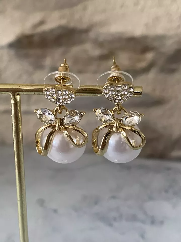 Boucles d’oreilles mariée – Grosse perle nacrée, nœud en strass & cœur romantique Boucles d’oreilles mariée – Grosse perle nacrée, nœud en strass & cœur romantique