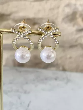 Boucles d’oreilles mariée – Grosse perle nacrée & nœud en strass scintillant