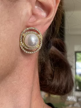 Boucles d’oreilles mariée – Grosse perle nacrée entourée de strass, thème Mariage & Féminité