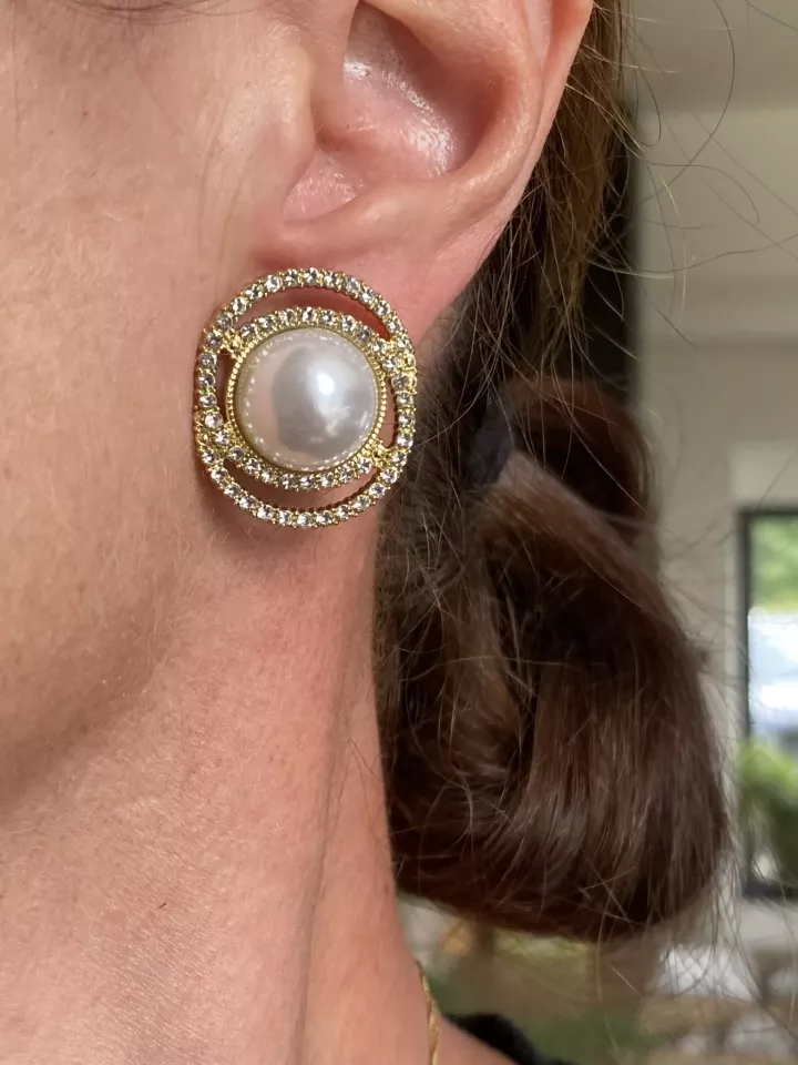 Boucles d’oreilles mariée – Grosse perle nacrée entourée de strass, thème Mariage & Féminité Boucles d’oreilles mariée – Grosse perle nacrée entourée de strass, thème Mariage & Féminité