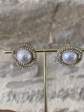 Boucles d’oreilles mariée – Grosse perle nacrée entourée de strass, thème Mariage & Féminité