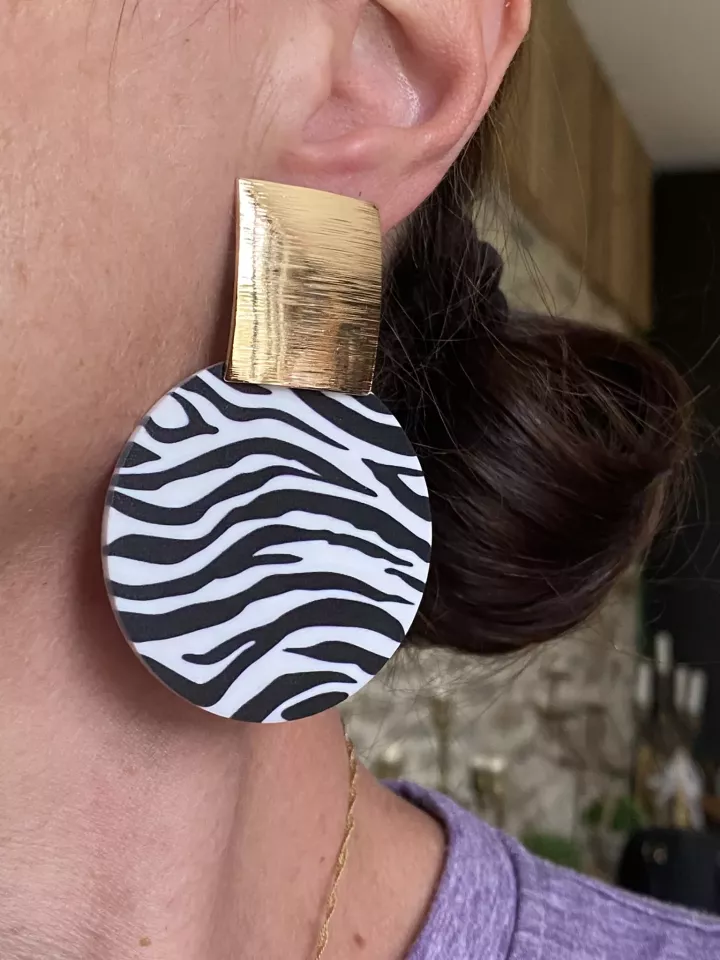 Boucles d’oreilles XXL motif zèbre – Tendance et originales pour un style décalé Boucles d’oreilles XXL motif zèbre – Tendance et originales pour un style décalé