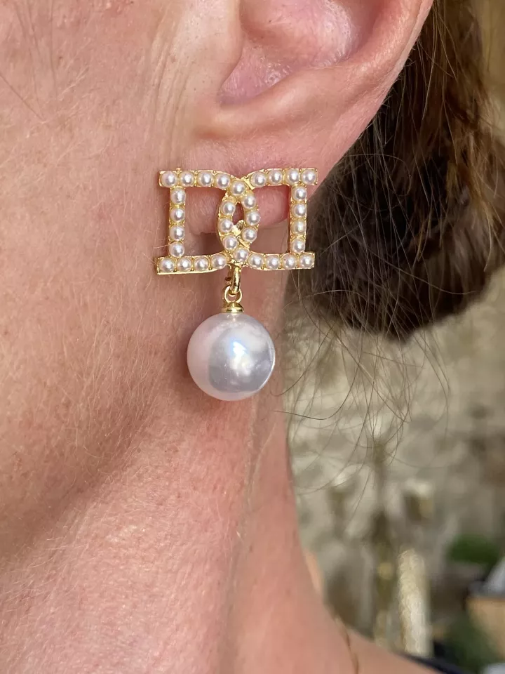 Boucles d’oreilles motif deux D entrelacés – Élégantes et raffinées pour mariée ou soirée Boucles d’oreilles motif deux D entrelacés – Élégantes et raffinées pour mariée ou soirée