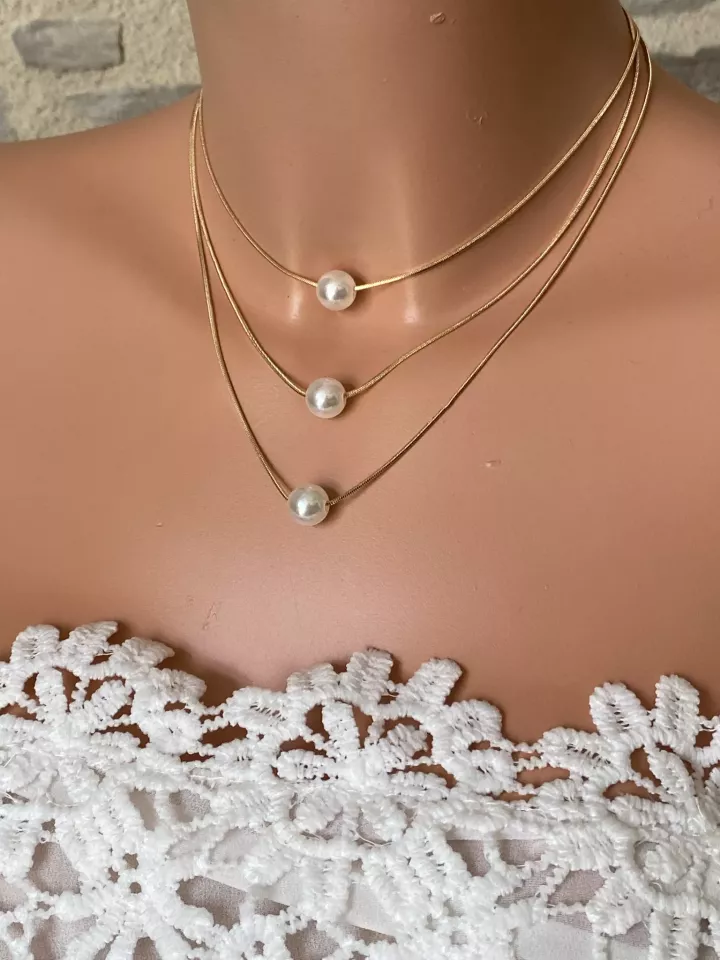 Collier mariée – 3 rangs métal doré avec 3 perles nacrées, élégant et raffiné Collier mariée – 3 rangs métal doré avec 3 perles nacrées, élégant et raffiné