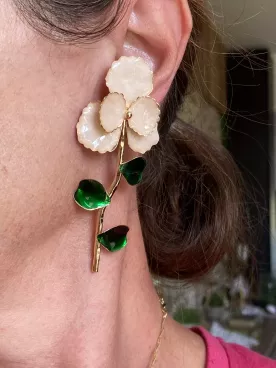 Boucles d’oreilles fleur – Pétales nacrés & feuilles vertes élégantes