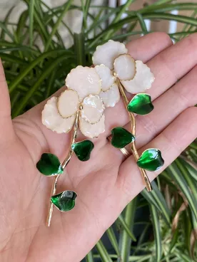 Boucles d’oreilles fleur – Pétales nacrés & feuilles vertes élégantes