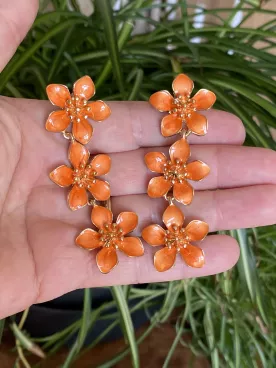 Boucles d’oreilles fleuries XXL – Triple fleur orange éclatante & doré chic