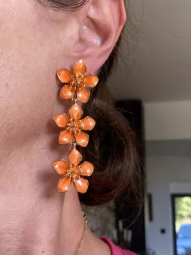 Boucles d’oreilles fleuries XXL – Triple fleur orange éclatante & doré chic