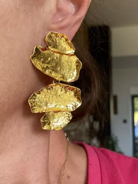 Boucles d’oreilles fleuries XXL – Triple fleur orange éclatante & doré chic