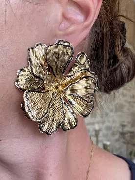 Boucles d’oreilles XXL fleur dorée – Tendance soirée et mariage, relief noir chic