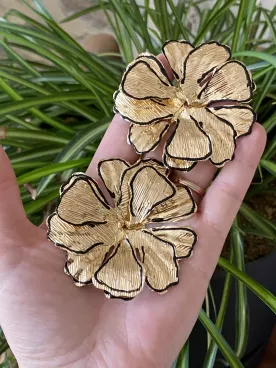 Boucles d’oreilles XXL fleur dorée – Tendance soirée et mariage, relief noir chic