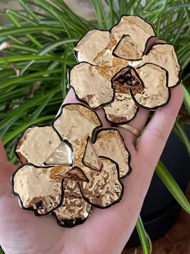 Boucles d’oreilles XXL fleur dorée – Tendance soirée et mariage, relief noir chic