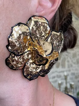 Boucles d’oreilles XXL fleur dorée – Tendance soirée et mariage, relief noir chic