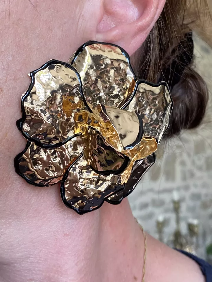 Boucles d’oreilles XXL fleur dorée – Tendance soirée et mariage, relief noir chic