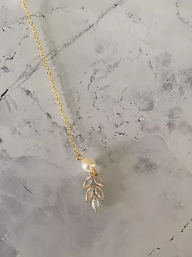 Pendentif de Dos Mariée Élégance Secrète – Perles Nacrées & Cristaux pour Mariage Chic et Raffiné