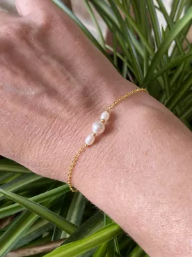 Sirius – Bracelet de mariée doré minimaliste avec véritables perles d’eau douce et perles nacrées Swarovski