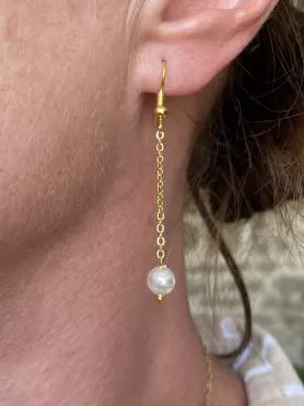 Magnolia- Boucles d'oreilles de mariée style minimaliste avec chaine fine et perle nacrée, pendantes - bijoux mariage