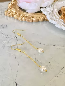 Magnolia- Boucles d'oreilles de mariée style minimaliste avec chaine fine et perle nacrée, pendantes - bijoux mariage