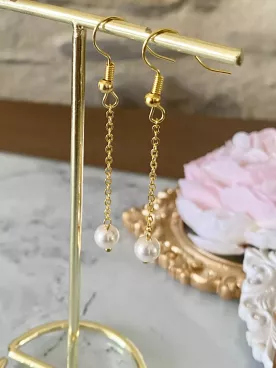 Magnolia- Boucles d'oreilles de mariée style minimaliste avec chaine fine et perle nacrée, pendantes - bijoux mariage
