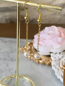 Magnolia- Boucles d'oreilles de mariée style minimaliste avec chaine fine et perle nacrée, pendantes - bijoux mariage