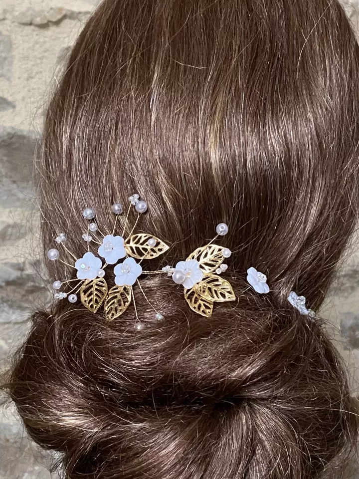 Éclat Floral – Lot de 5 pics à cheveux de mariée avec fleurs nacrées, perles Swarovski et feuilles dorées – Coiffure mariage boh