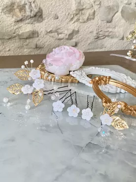 Éclat Floral – Lot de 5 pics à cheveux de mariée avec fleurs nacrées, perles Swarovski et feuilles dorées – Coiffure mariage boh